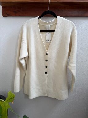 NWT Women’s H&M Cream V-Neck Button Ribbed Cardigan